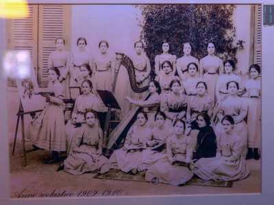 Scuola che inizialmente nacque con l�obiettivo di aprire le porte dell�istruzione alle donne, all�epoca escluse dall�educazione scolastica